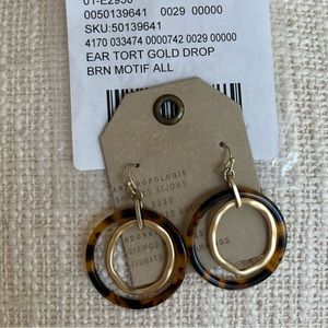 Tortoise and brushed gold hoop earrings.
